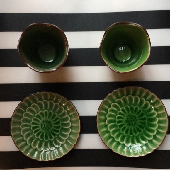 NWOT; 2 cups/ 2 small plates - Picture 1 of 8